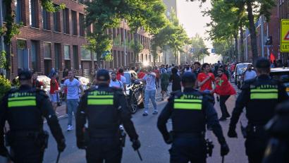 Bild: Mouneb Taim/AP/dpa
Nach dem Sieg Marokkos gegen die Niederlande bei der WM ist es in Den Haag zu Unruhen gekommen.