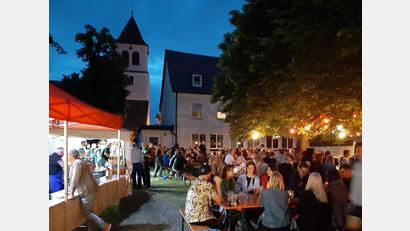 Archivbild: ise
Im Garten der Jakobsklause lässt es sich vortrefflich feiern. Die Kolpingsfamilie eröffnet dort am Samstag, 4. Juli, wieder ihre beliebte Weinlaube und freut sich auf hoffentlich viele Besucher.