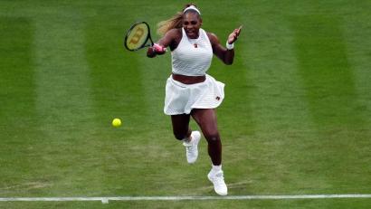 Bild: John Walton/PA Wire/dpa
Serena Williams hat sich bei ihrem Einzel-Comeback eine Knieblessur zugezogen.