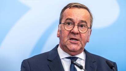 Bild: Michael Kappeler/dpa
„Im Augenblick gibt es kein Szenario (...), dass der Korken schnell aus der Flasche kommt“, sagt Verteidigungsminister Boris Pistorius.
