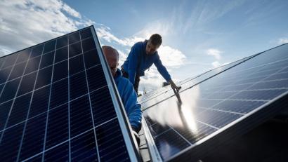 Symbolbild: Marijan Murat/dpa
Die Analysen verdeutlichen, dass im Markt Wernberg-Köblitz vielfältige Möglichkeiten für den Ausbau erneuerbarer Energien bestehen. Photovoltaik bietet großes Potenzial, während auch Biomasse, Solarthermie und Wärmepumpen einen wichtigen Beitrag leisten können.