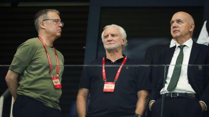 Bild: Christian Charisius/dpa
Die Kritik nach dem deutschen WM-Aus weitet sich auf DFB-Geschäftsführer Rettig (l.) und Präsident Neuendorf (r.) aus. (Archivbild)