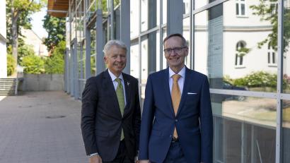 Bild: Johanna Nübler/ OTH Amberg-Weiden
Hochschulpräsident Prof. Dr. Clemens Bulitta (links) gratuliert Prof. Dr. Bernhard Frenzel (rechts) zu seinem neuen Amt als Vizepräsident für Digitale Transformation, Qualitäts- und Prozessmanagement an der OTH Amberg-Weiden.