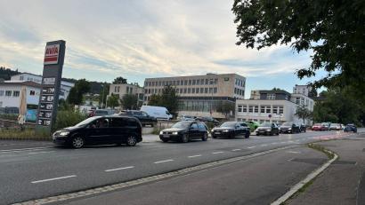 Bild: Kristina Sandig
Am Dienstagabend, als der Liter E10 noch bei 1,83 Euro und der Diesel bei 1,74 Euro lag, war die Warteschlange vor der Avia-Tankstelle an der Raigeringer Straße über 50 Meter lang.