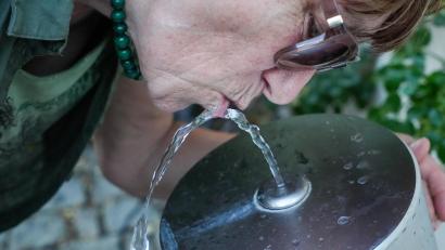 Bild: Petra Hartl
Bei der Hitze am Wochenende half auch in der Oberpfalz nur eine Abkühlung am Trinkwasserbrunnen.