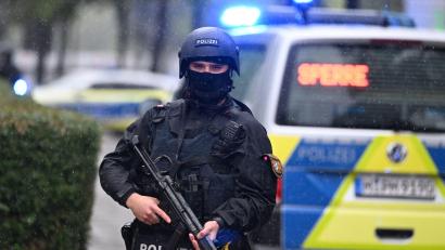 Bild: Sven Hoppe/dpa
Wegen der Bedrohungslage waren auch schwer bewaffnete Polizisten im Einsatz.