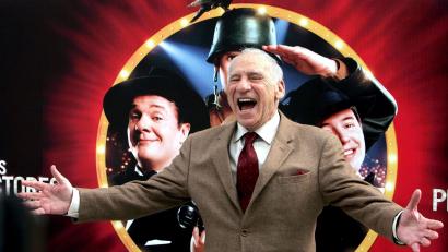Bild: Juanjo Martin/EFE/EPA/dpa
Mel Brooks vor 20 Jahren vor einem Plakat zum Film „The Producers“. (Archivbild)