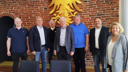 Bild: Stadt Erbendorf
Der neue Schulverbandsvorsitzende Bernhard Schmidt (Dritter von rechts) mit seinem Vorgänger Johannes Reger (Vierter von rechts) sowie die Schulverbandsmitglieder Bürgermeister Werner Prucker (ab Zweiter von links), Rainer Schwingshandl und Jörg Gerolstein (Zweiter von rechts) sowie Verwaltungsinspektor Sebastian Heim (links) mit Konrektorin Beate Koch.