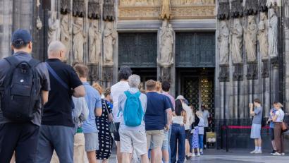 Bild: Rolf Vennenbernd/dpa
Vor Einlassbeginn bildete sich eine kleine Schlange vor dem Dom-Haupteingang.