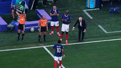 Bild: Petr David Josek/AP/dpa
Didier Deschamps wechselte Kylian Mbappé aus - und verneigte sich.