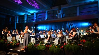 Bild: Lena Wiesnet
Bei einem Konzert in der Helmut-Ott-Halle in Auerbach Mitte Mai übernahm Kira Lorenz die Leitung der Knabenkapelle ganz offiziell. Dabei trugen die Dirigentin und die weiblichen Musiker im Ensemble auch das neue Orchester-Dirndl, das die alten Anzüge abgelöst hat.