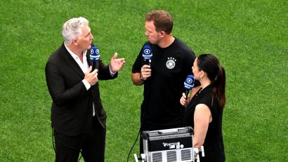 Bild: Federico Gambarini/dpa
Bastian Schweinsteiger (l) erklärt seine Expertensicht. (Archivbild)