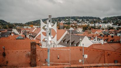 Bild: Michael Golinski/Stadt Amberg
Das Foto zeigt eine der Sirenen, die im Oktober 2024 im Stadtgebiet installiert wurden.