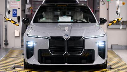 Bild: Sven Hoppe/dpa
Die neue BMW 7er-Modellreihe wird im Werk Dingolfing gefertigt.