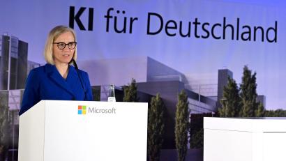 Bild: Wolf von Dewitz/dpa
Microsoft-Deutschlandchefin Agnes Heftberger beim Spatenstich für eins der drei bereits bekannten KI-Rechenzentren von Microsoft im Rheinischen Revier im März. (Archivbild)