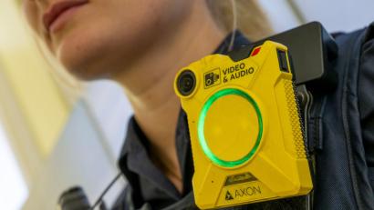 Bild: Peter Kneffel/dpa
Polizistin mit Bodycam.