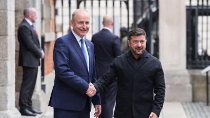 Bild: Niall Carson/PA Wire/dpa
Der ukrainische Präsident Wolodymyr Selenskyj (r) reiste als Ehrengast zu Eröffnungsfeier nach Dublin. Er wurde von Regierungschef Micheál Martin begrüßt.