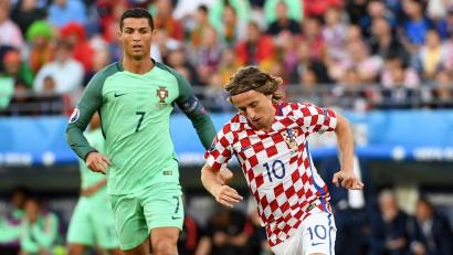 Bild: picture alliance / dpa
Schon Gegner bei der EM 2016: Portugals Cristiano Ronaldo und Kroatiens Luka Modric (r).