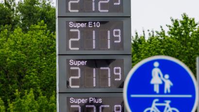 Bild: Jens Büttner/dpa
Nach dem Mittagssprung lagen Benzin und Diesel im bundesweiten Durchschnitt deutlich über 2 Euro pro Liter.