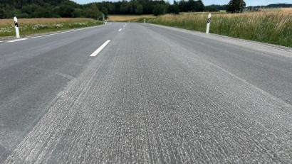 Bild: ck
Die frisch sanierte B 22 musste einseitig (in Richtung Weiden) zwischen dem Lkw-Parkplatz nach Wieselrieth und der Abzweigung nach Lerau fein abgefräst werden. Auf dem Belag hatten sich in diesem Streckenabschnitt leichte Wellen bemerkbar gemacht.
