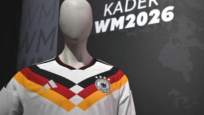 Archivbild: Federico Gambarini/dpa
Das Heimtrikot der deutschen Nationalmannschaft ist bei vielen Händlern reduziert.