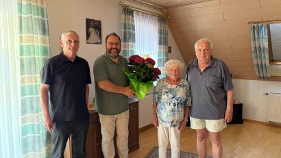 Bild: Josef Popp
Sigrit Ort freut sich zusammen mit ihrem Mann Manfred über die Glückwünsche von Pfarrer Norbert Große (links) und Bürgermeister Daniel Sandner.