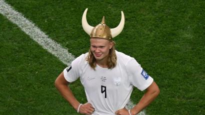 Bild: Jessica Tobias/AP/dpa
Norwegens Held mit Wikinger-Helm: Erling Haaland.