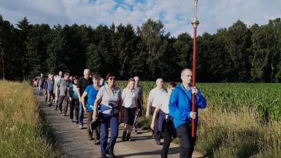 Bild: Irene Träxler
Die Pilger folgen dem Kreuz in der kühlen morgendlichen Landschaft durch Felder, Wiesen und Wälder. Heuer machen sie sich zum 50. Mal auf den Weg zum Fahrenberg.