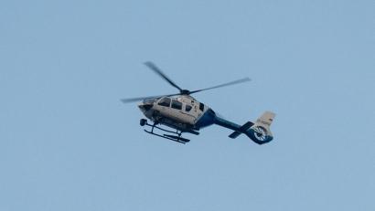 Bild: Armin Weigel/dpa
Ein Hubschrauber und etliche Streifen der Polizei suchten nach dem geflüchteten Häftling. (Symbolbild)