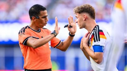 Bild: Tom Weller/dpa
Joshua Kimmich (r) spricht mit Schiedsrichter Jalal Jayed