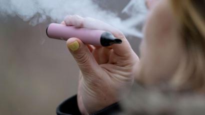 Symbolbild: Marijan Murat/dpa
Eine 16-jährige Schülerin hat an einer Schule in Sulzbach-Rosenberg sogenanntes Baller-Liquid konsumiert. Die Polizei brachte die Jugendliche nach Hause.
