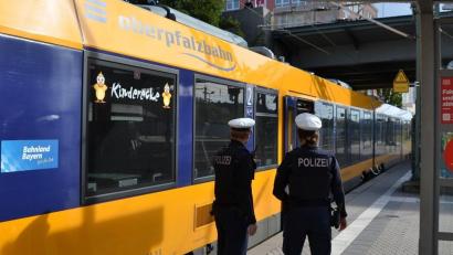 Symbolbild: Bundespolizei
Am Montagabend hat ein 38-Jähriger einen Zugbeleiter in einer Regionalbahn von Cham nach Roding bedroht und beleidigt.