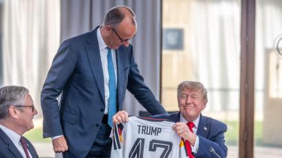 Bild: Michael Kappeler/dpa-Pool/dpa
Auch für die Trikotübergabe an Trump musste Merz Kritik einstecken.