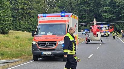 Bild: Feuerwehr Waldkirch/exb
Auf der Staatsstraße zwischen Gehenhammer und Waldkirch ist am Dienstagabend ein 26-jähriger Motorradfahrer schwer verunglückt. Er kam mit dem Rettungshubschrauber in das Klinikum Weiden.