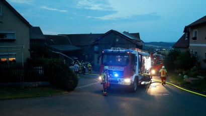 Bild: Roland Wellenhöfer
Bei einem Brand auf einem landwirtschaftlichen Anwesen in Hauxdorf sorgen mehrere glückliche Umstände dafür, dass sich das Feuer nicht ausbreitet.