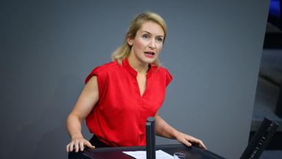 Bild: Bernd von Jutrczenka/dpa
Statt Sanktionen brauche es eine bessere Ausstattung für die Jobcenter, meint die Linken-Chefin Ines Schwerdtner. (Archivbild)