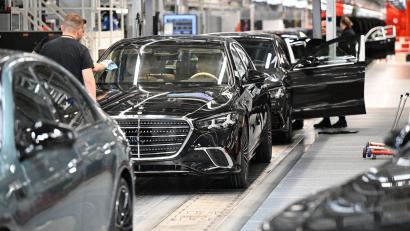 Bild: Bernd Weißbrod/dpa
IG Metall ruft zu Protest bei Sparkurs bei Mercedes-Benz auf. (Archivbild)