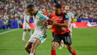 Bild: Reed Hoffmann/AP/dpa
Phillipp Mwene (r) fällt gegen Spanien aus. (Archivbild)