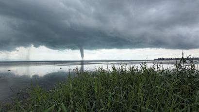 Bild: Kraus/swd-medien/dpa
In dem Tornado, der rund 15 Minuten auftrat, bildeten sich Geschwindigkeiten von schätzungsweise 100 bis 150 Kilometern pro Stunde, wie der DWD mitteilte.