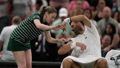 Bild: Brian Inganga/AP/dpa
Novak Djokovic ließ sich von einem Ballmädchen helfen - und erschreckte sie für einen ganz kurzen Moment.