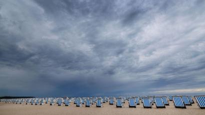 Bild: Jens Büttner/dpa
Im Norden und Nordwesten zeigen am Donnerstag sich viele Wolken am Himmel und gebietsweise fällt schauerartiger Regen