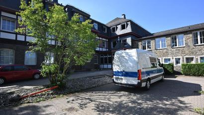 Bild: Henning Kaiser/dpa
Bei einem Brand in einem Wohnkomplex in Monschau sind drei Menschen ums Leben gekommen.