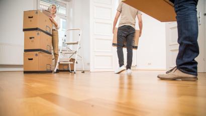 Bild: Christin Klose/dpa-tmn/dpa
Männer sind beim Auszug aus dem Elternhaus im Schnitt älter als Frauen. (Symbolbild)