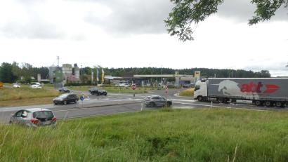 Bild: Walther Hermann
Die risikoreiche Birschling-Kreuzung in Eschenbach soll bald der Vergangenheit angehören. Von der B 470 aus bleibt nur die Zufahrt in Richtung Tankstelle geöffnet..