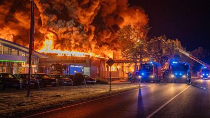 Bild: Ferdinand Merzbach/NEWS5/dpa
Feuerwehren sind beim Brand einer Lagerhalle mit Särgen im Lichtenfelser Ortsteil Trieb im Einsatz.