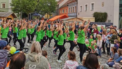 Archivbild: Portner
Hände hoch und Stimmung: Der Auftritt der AWO-Tanzgruppe am Marktplatz Oberviechtach wird sicher auch beim Bürgerfest 2026 einer der Höhepunkte sein.