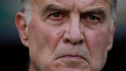 Bild: Natacha Pisarenko/AP/dpa
Sorgt für Verwunderung: Uruguays Cheftrainer Marcelo Bielsa. (Archivbild)