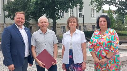 Bild: LRA TIR/Wolfgang Fenzl
Von links: Landrat Hubert Schicker, Robert Wameser, Personalleiterin Inge 
Üblacker und Personalratsvorsitzende Ramona Wiesent.