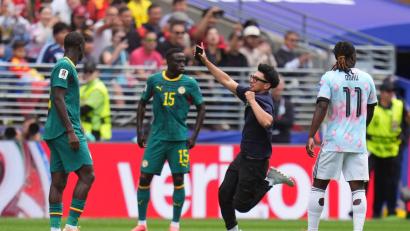 Bild: Manu Fernandez/AP/dpa
Flitzer störten das WM-Spiel zwischen Belgien und Senegal.