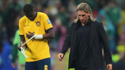 Bild: Eduardo Verdugo/AP/dpa
Ecuadors Trainer Sebastián Beccacece (r) deutet Abschied an.